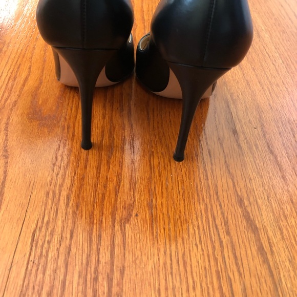 black calf leather pump. A pointed toe signature style. Four inch heel - Picture 3 of 7